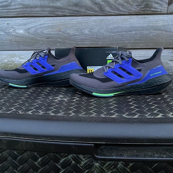 Like new Adidas UltraBoost 21 Running Shoe - Picture 3 of 11